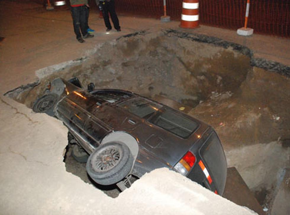 Auto cae a zanja en San Martín de Porres