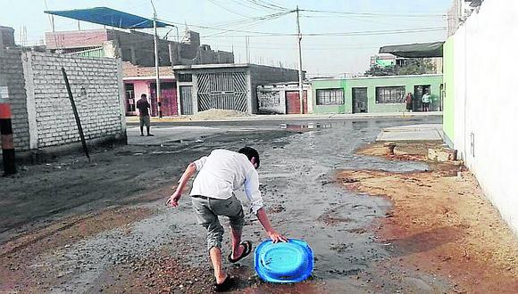 Vecinos denuncian que aguas residuales afectan viviendas de la Urb. El Rosedal