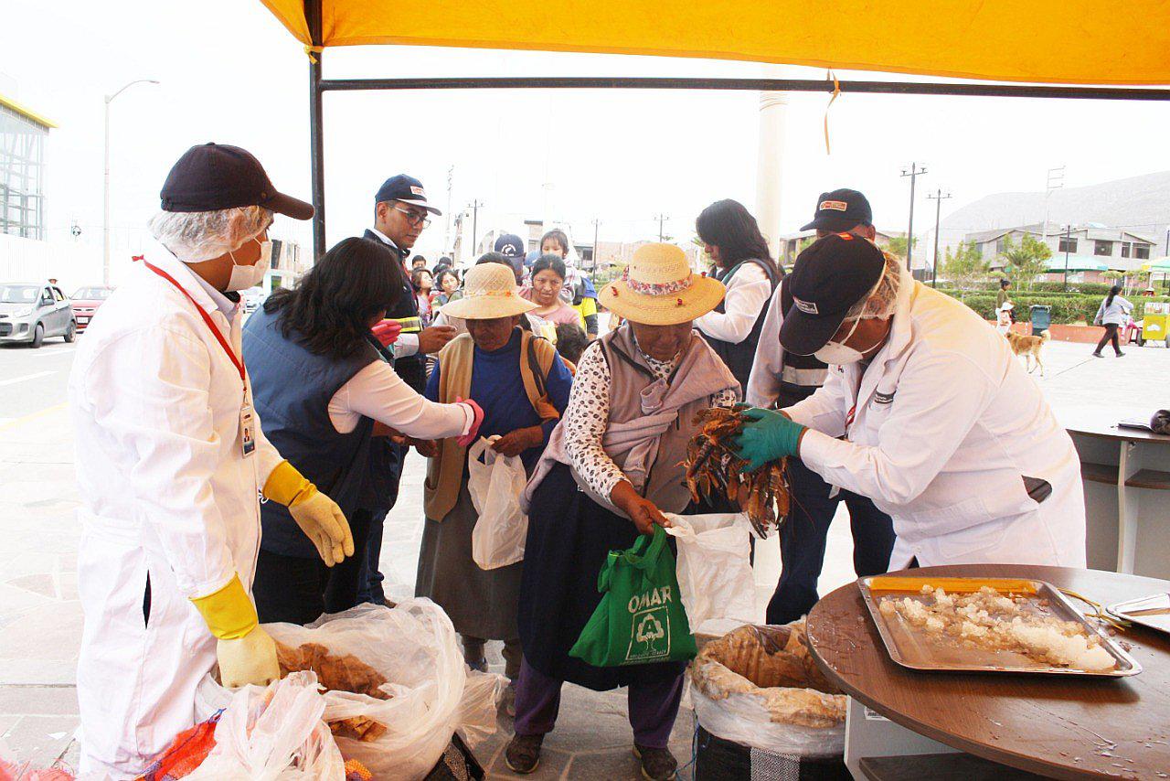 Regalan camarón decomisado a traficantes de recurso hidrológico