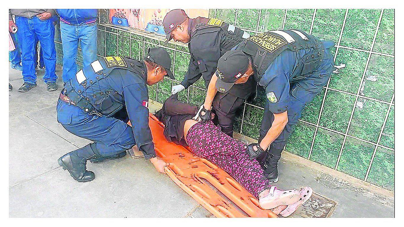 ​Mujer liba abundante licor y la encuentran agonizando en la calle