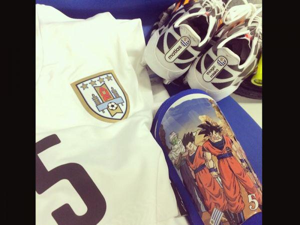 Brasil 2014: futbolista uruguayo usa canilleras de Dragon Ball y causa sensación en la web