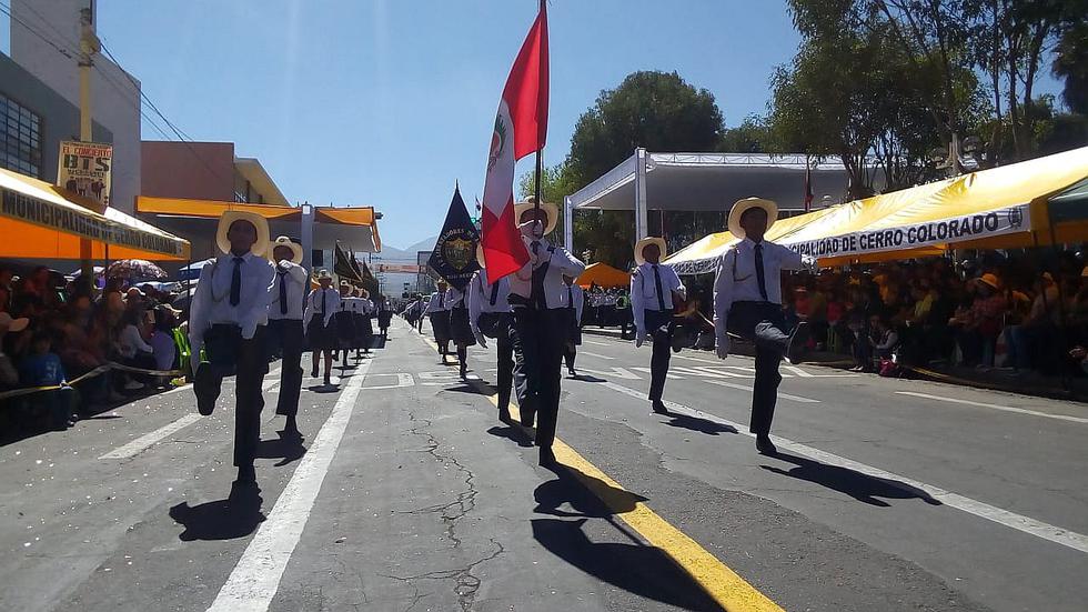 Escolares desfilan por 65 aniversario de Cerro Colorado (FOTOS)