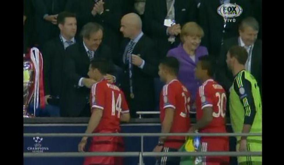 Claudio Pizarro alza la copa UEFA Champions League