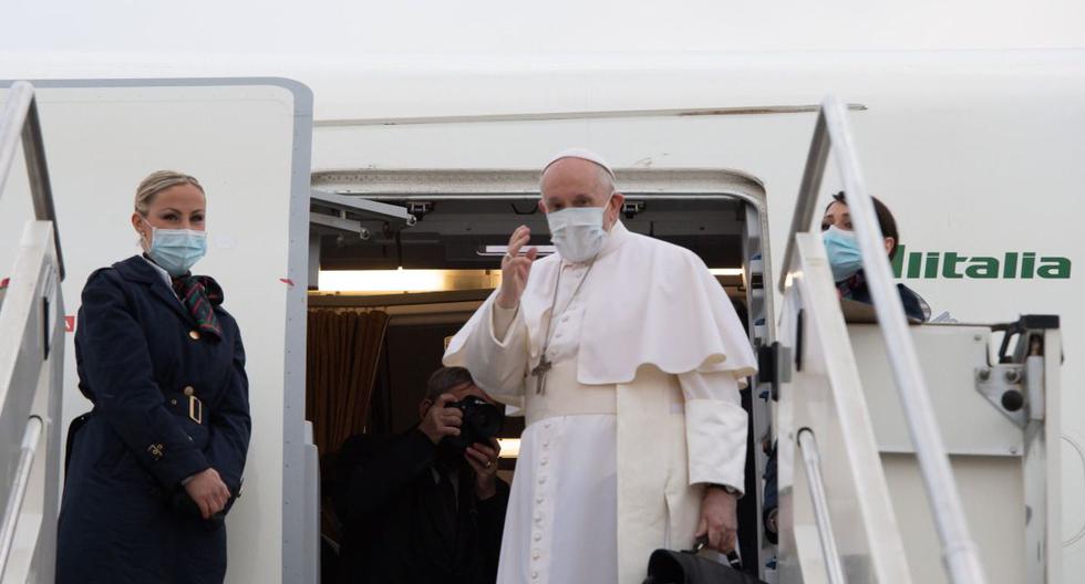 Imagen muestra al papa Francisco subiendo a un avión en el aeropuerto Leonardo da Vinci en Fiumicino, Italia, 05 de marzo de 2021. (EFE/EPA/VATICAN MEDIA).