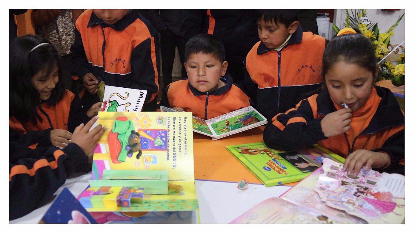 En biblioteca municipal niños disfrutan de libros en quechua y cuentos andinos
