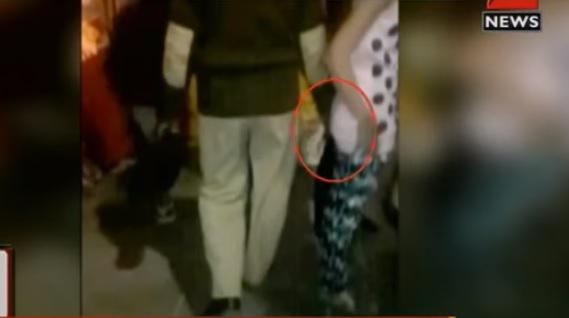 YouTube: Policía es grabado tocando partes íntimas de mujeres en la calle (VIDEO)