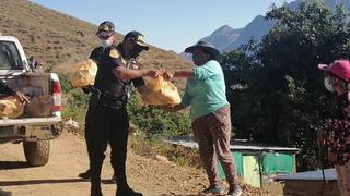 Dan de su bolsillo para familias pobres de zonas rurales de Huancavelica