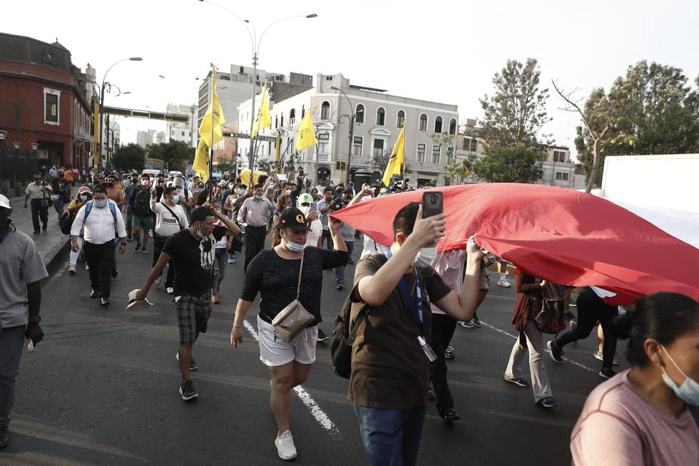 Además de las banderas amarillas que se pudieron observar en la marcha, una larga bandera peruana era trasladada por los manifestantes. (Foto: Cesar Campos / @photo.gec)