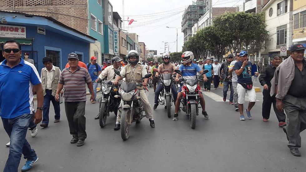 Obreros impagos protestan contra alcalde de Chiclayo, David Cornejo (VIDEO)