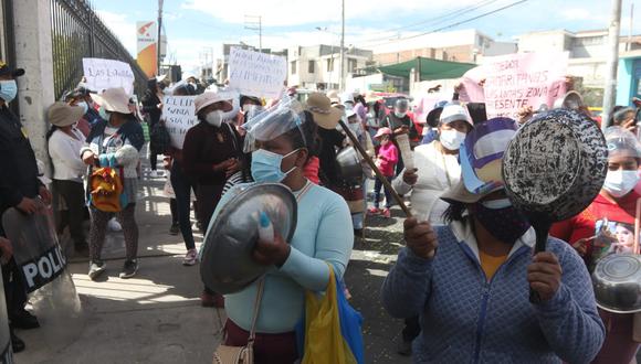 Integrantes de los comedores populares de Arequipa se concentraron en los exteriores de la MPA para dialogar con el alcalde. (Foto: Eduardo Barreda)