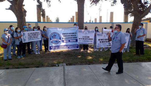 Protesta de tecnólogos médicos en Tacna en los exteriores del hospital de Essalud Daniel Alcides Carrión. (Foto: Adrian Apaza)
