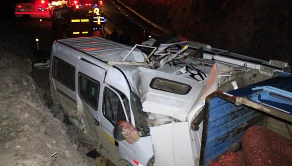 Dos pasajeros mueren tras volcarse camión con verduras