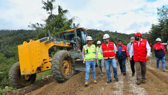 El ministro Geiner Alvarado anuncia que la vía pavimentada de Chachapoyas llegará hasta Abra Lajas. (Foto: MTC)