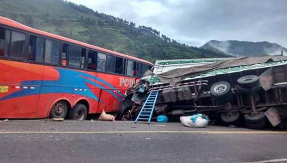 Al menos tres fallecidos tras choque de bus con camión en la vía Cusco - Juliaca