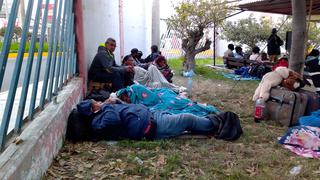 Cientos de turistas duermen en el piso y jardines del terminal terrestre de Tacna