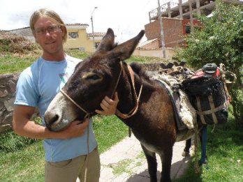 Turista estadounidense recorre Perú en burro