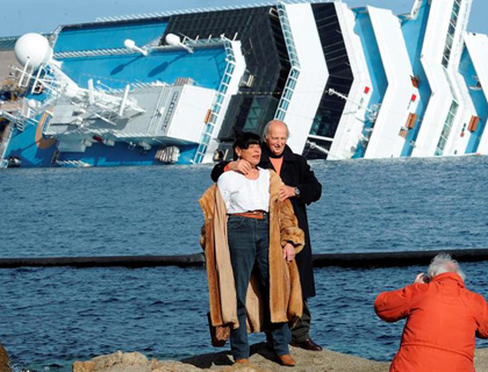 Turistas de desastre posan ante el crucero "Costa Concordia"