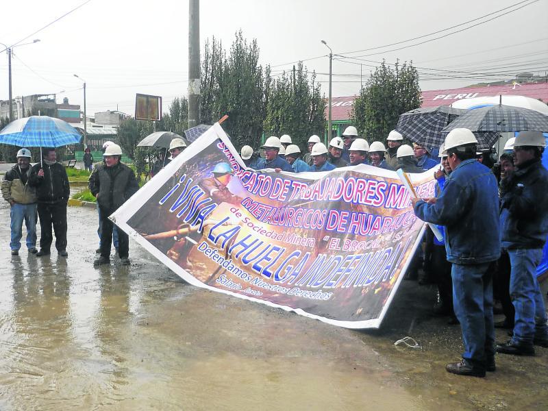 Trabajadores mineros acatan huelga indefinida 