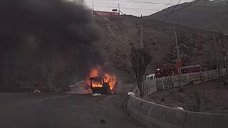 Surco: conductor logró salir a tiempo de camioneta en llamas en cerro Centinela