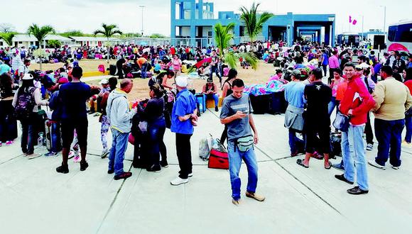Venezolanos esperan hasta 10 horas para ingresar al Perú desde frontera con Ecuador 