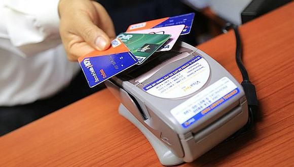 Peruanos apelan menos a tarjetas de crédito y más a préstamos