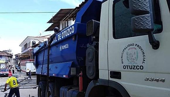 Utilizan camión de la comuna de Otuzco para llevar material para mitin (FOTOS)