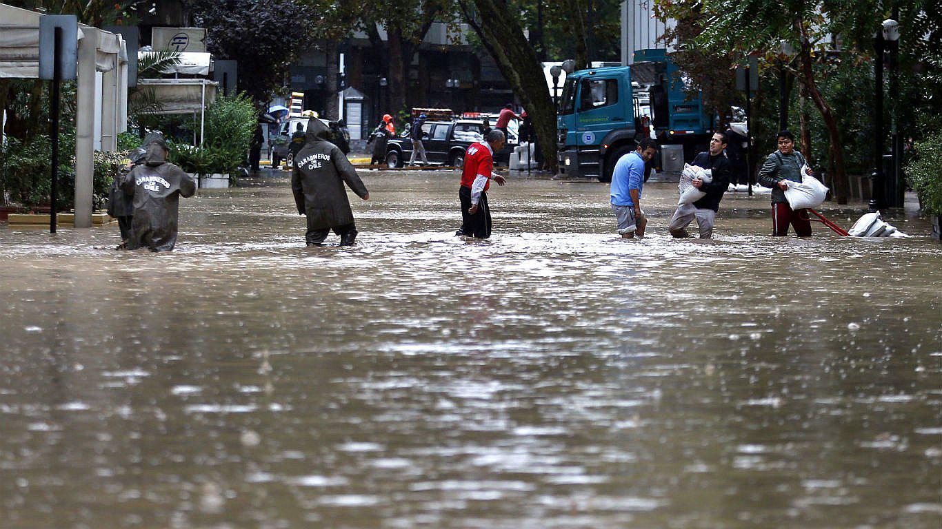 Chile: Desborde de río Mapocho dejan a más de 4 millones sin agua
