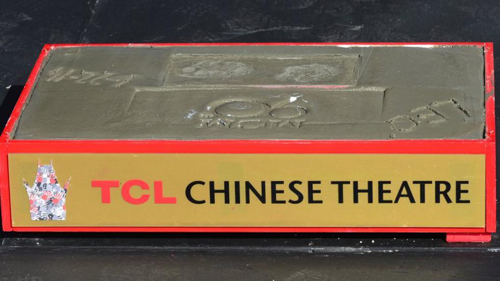 León de MGM puso sus huellas en Hollywood