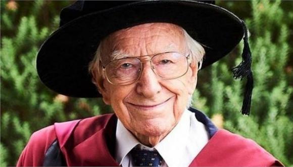 Australiano de 94 años se convierte en la persona más anciana en obtener un doctorado 