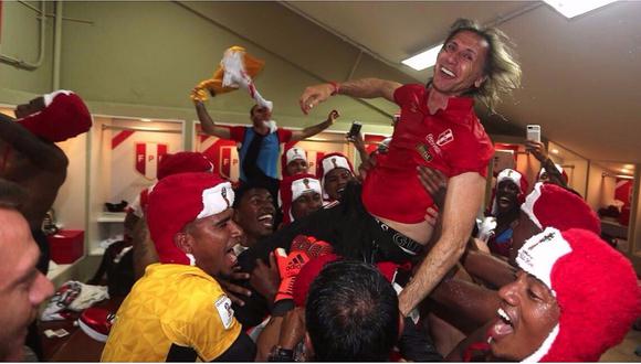 ​Selección peruana: el eufórico momento en que jugadores cargan a Ricardo Gareca (VIDEO)
