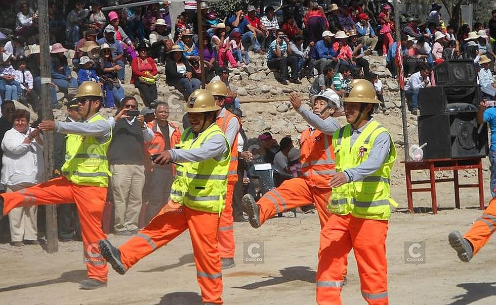 Escolares y mineros participaron de desfile patrio en San Juan de Chorunga (FOTOS)