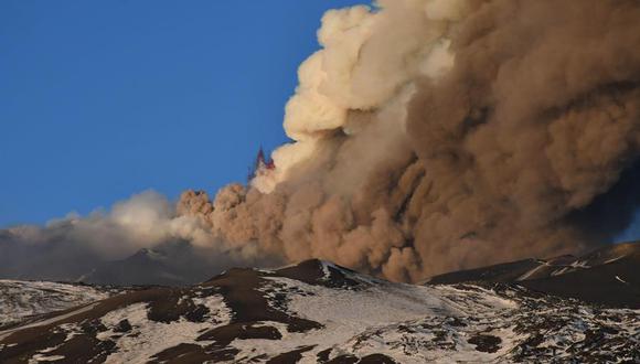 El Etna, con una superficie de unos 1.250 km2, es el volcán en activo más alto (3.324 m) de Europa, con frecuentes erupciones desde hace unos 500.000 años. (Foto: EFE/EPA/ORIETTA SCARDINO)