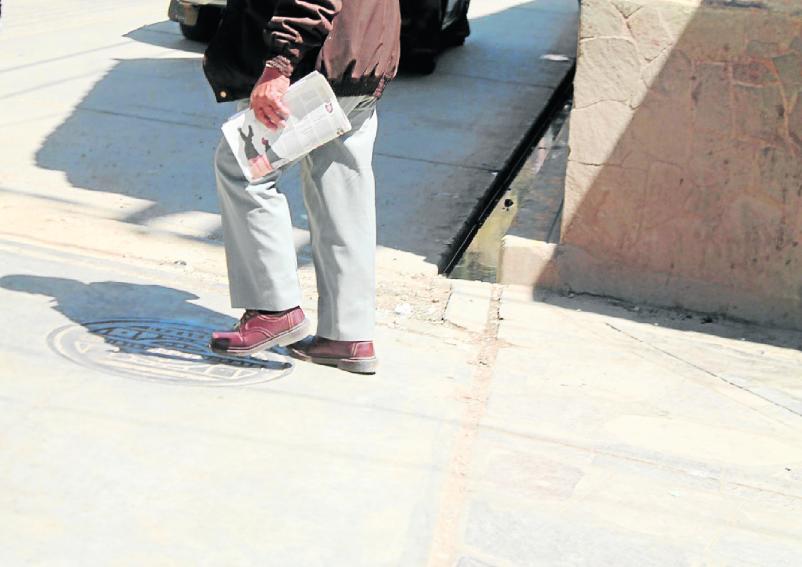 Calles sin vereda son un peligro