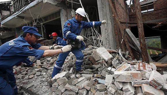 China: Equipos de rescate siguen buscando sobrevivientes