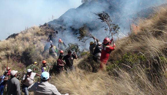 Apurímac: bomberos sofocan incendio forestal en mirador de Soccllaccasa