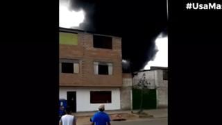 Reportan incendio de gran magnitud en depósito de autos ubicado en Ate
