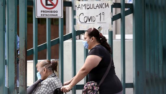Una mujer empuja la silla de ruedas de un pariente cuando ingresan a un hospital general en la Ciudad de México el 29 de mayo de 2020, en medio de la nueva pandemia de coronavirus. (Foto: AFP/ALFREDO ESTRELLA)