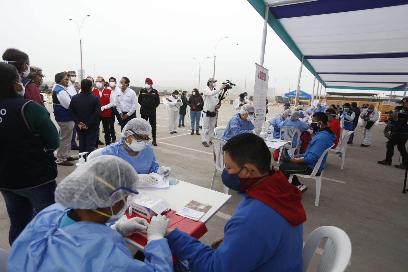 El Ministro de Defensa, Walter Martos, llegó esta mañana al Mercado Mayorista a supervisar la toma de pruebas rápidas. (Foto: Violeta Ayasta/GEC)