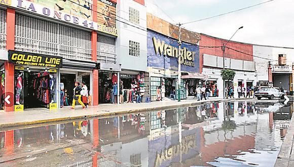 Gamarra: Aguas servidas inundan numerosas calles del emporio 