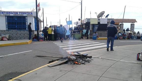 Turistas quedaron varados en puerto de Puno por protesta de lancheros del Titicaca