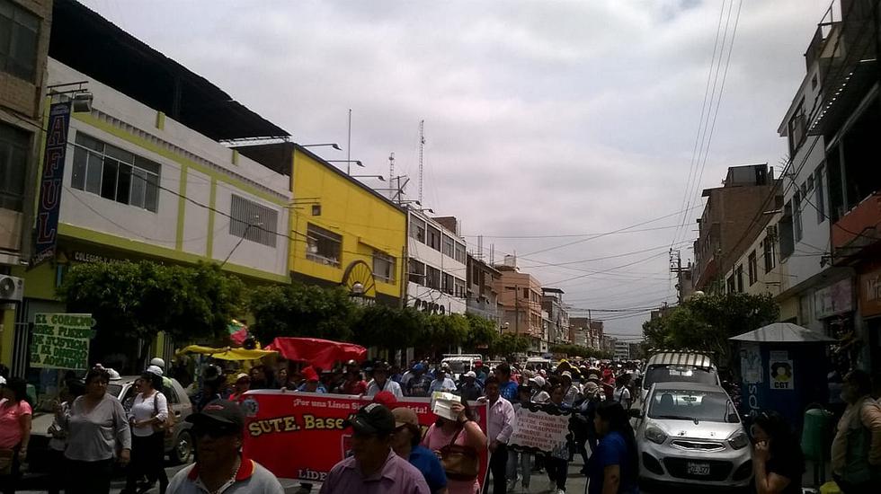Maestros marchan en contra de la privatización de las escuelas públicas