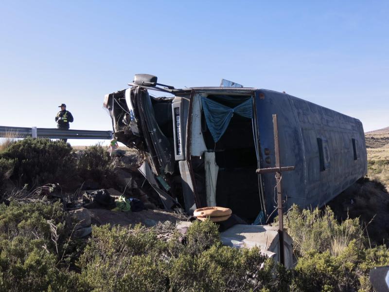 Dos muertos deja despiste de bus Reyna