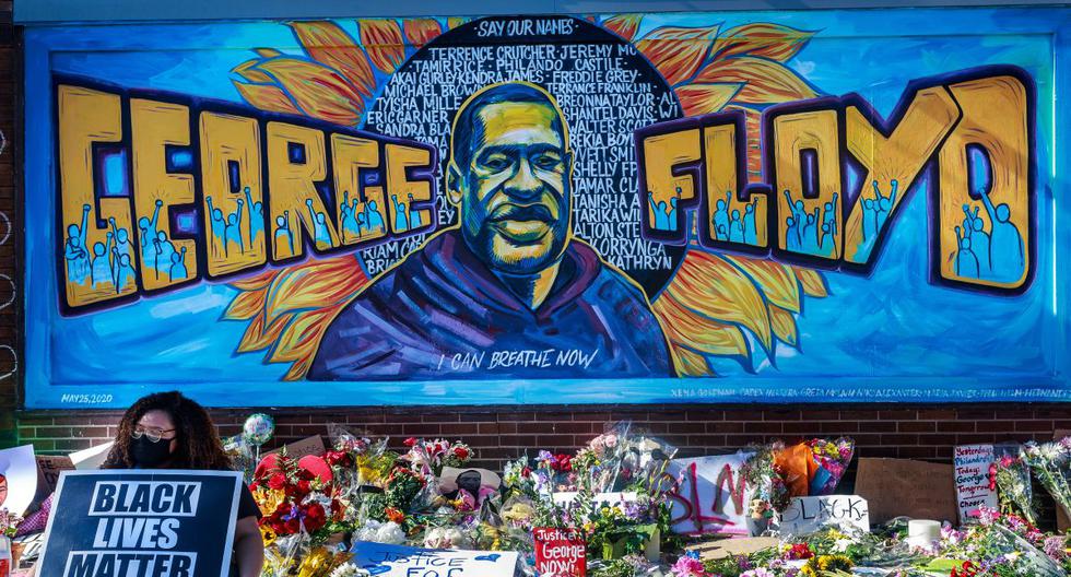 Las personas dejan flores, mensajes y globos cerca de un monumento improvisado a George Floyd en Minneapolis. Este lunes empieza el juicio Derek Chauvin, el policía que lo mató. (Foto: Kerem Yucel / AFP).