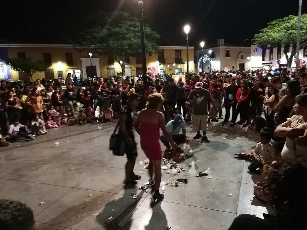 Ambulantes colocan juego inflable en Plaza de Armas de Trujillo 