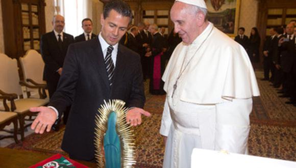 Presidente Peña Nieto regala al Papa Francisco una camiseta de selección de México