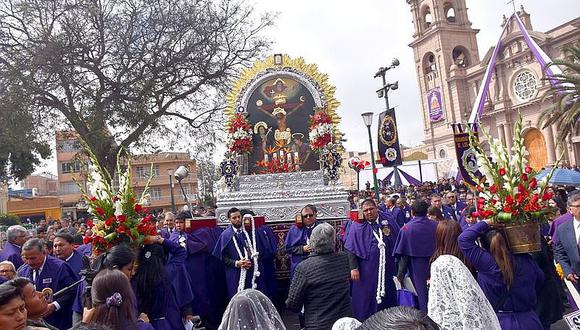 Cientos de fieles acompañan la procesión del Señor de los Milagros