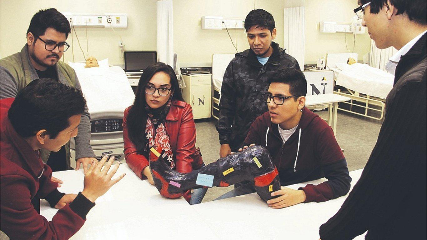 Estudiantes diseñan prótesis hecha con botellas recicladas