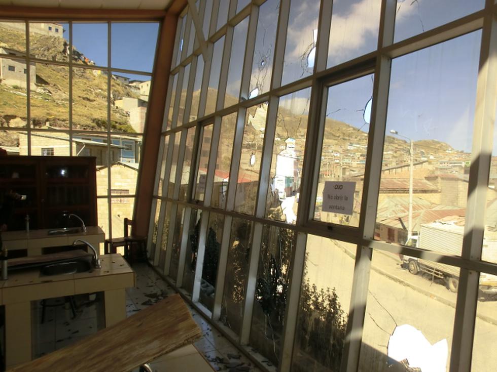 Pasco: Vándalos destruyen vidrios de laboratorio