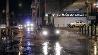 Viviendas y negocios afectados por rotura de tubería en San Juan de Lurigancho