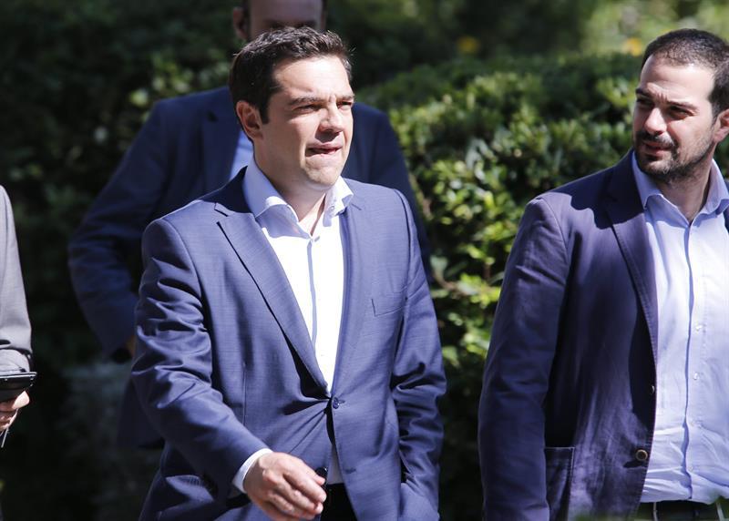 Alexis Tsipras: Líderes políticos griegos dan un mandato a primer ministro para cerrar un acuerdo